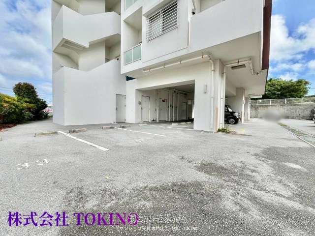 Renovated 2LDK Corner Apartment with Dual Balconies in Okinawa City - Thumbnail 3
