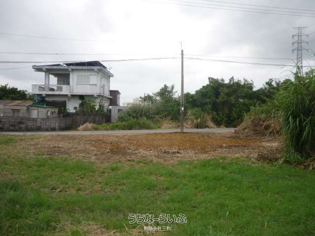 197m² Custom Build Land with House in Uruma, Okinawa - Image 1