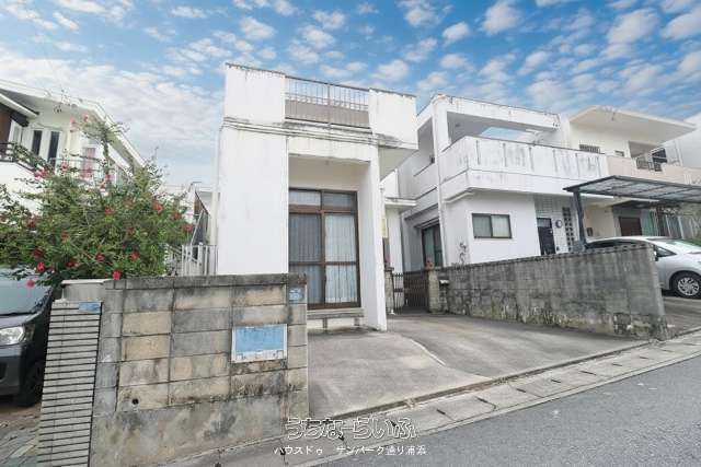 4LDK Family House for Sale in Urasoe, Okinawa - Near Shops & School - Thumbnail 2