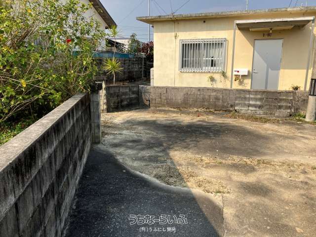 261 Tsubo Land for Sale in Yomitan Village, Okinawa with Old House - Thumbnail 2