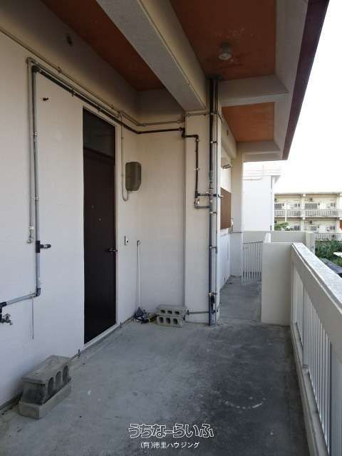 2DK Apartment for Rent in Kadena Town, Okinawa - Thumbnail 2