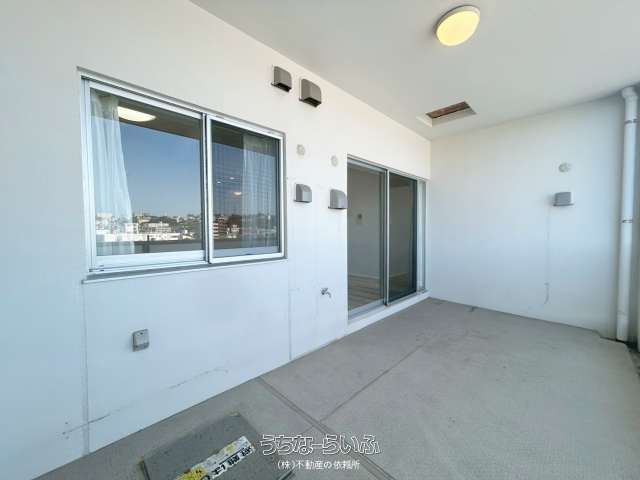 Fully Renovated 2LDK Corner Apartment in Okinawa City - Thumbnail 3