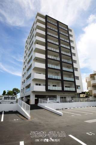Fully Renovated 2LDK Corner Apartment in Okinawa City - Thumbnail 2