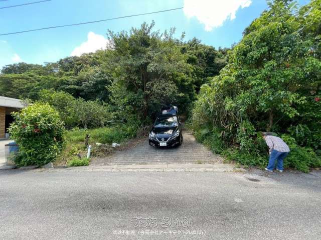 5,000 Tsubo Land for Sale in Motobu, Okinawa with Renovation Potential - Image 1