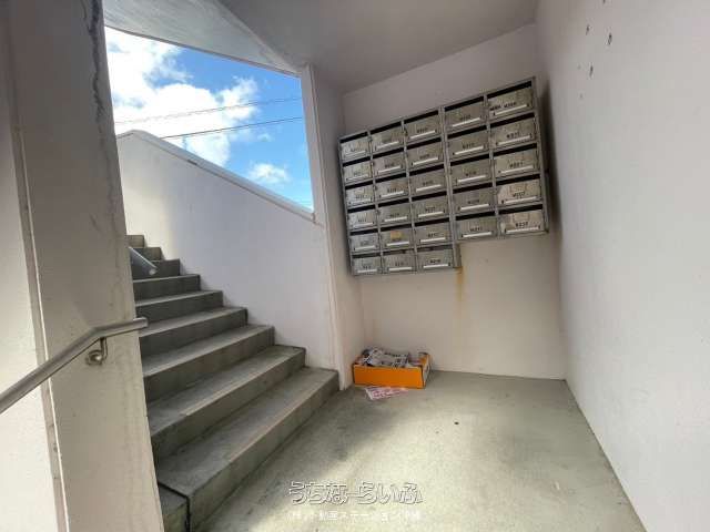 Castillo Matamabashi 302: 1-Room Apartment for Rent in Tomigusuku - Thumbnail 4