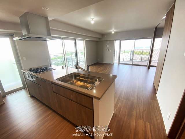 Premist Urasoe Minatogawa 908: 3LDK Apartment with West Coast Views - Thumbnail 3