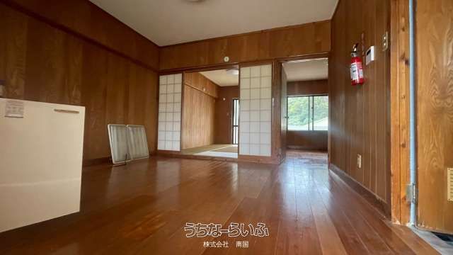 Hanjo Apartment 2DK for Rent in Okinawa City - Thumbnail 2