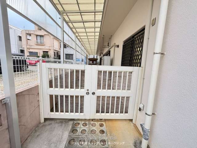 3-Story Detached House for Rent in Naha, Okinawa - 1LDK, 197.7 sqm - Thumbnail 2