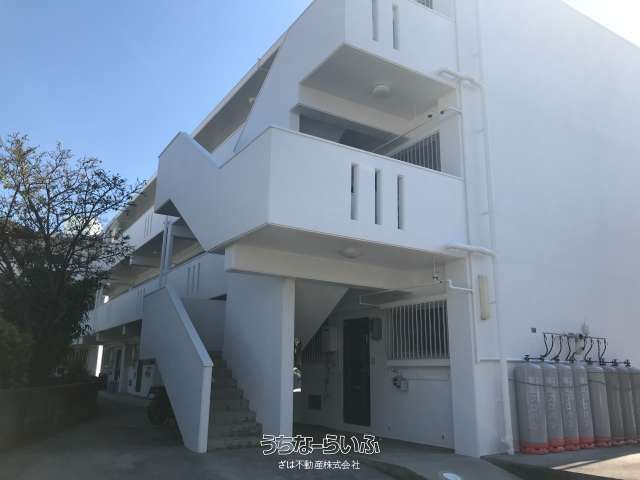 Top-Floor 2DK Apartment with Free Parking Near Shuri Station, Naha - Thumbnail 2