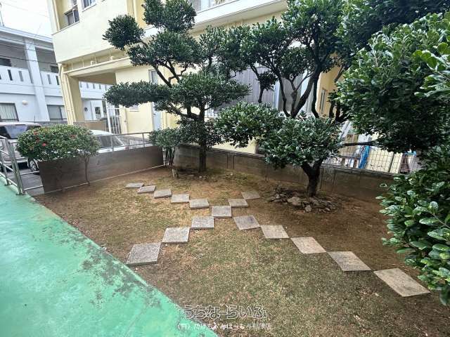3LDK Detached House for Rent in Okinawa City with Garden - Thumbnail 2