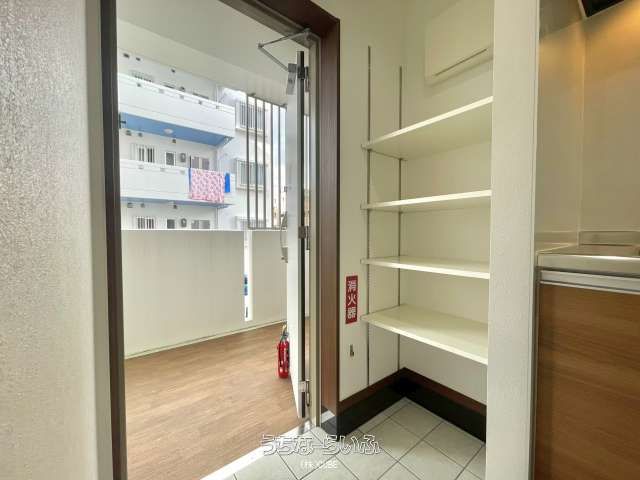 Greencourt Ameku 204: Modern 1K Apartment for Rent in Naha - Thumbnail 3