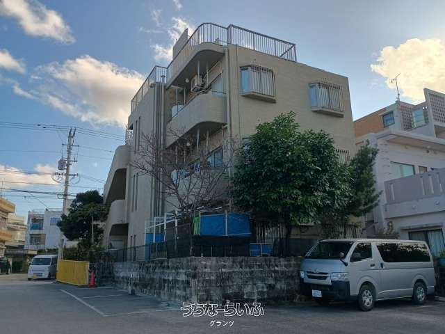 6LDK Two-Generation RC House with Office in Urasoe, Okinawa - Thumbnail 3