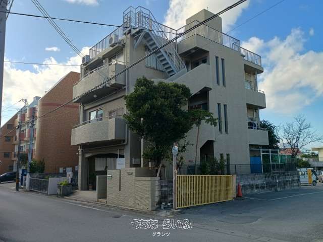 6LDK Two-Generation RC House with Office in Urasoe, Okinawa - Thumbnail 2