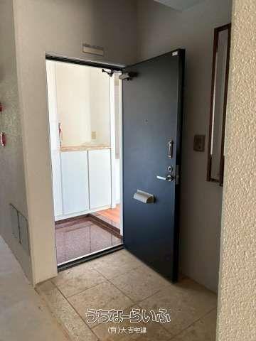 1LDK Apartment for Rent in Ginowan, Okinawa with Balcony & Parking - Thumbnail 2