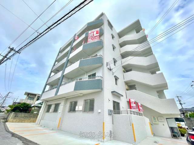 Modern 2LDK Apartment for Rent in Okinawa City, Corner Rooms - Thumbnail 2