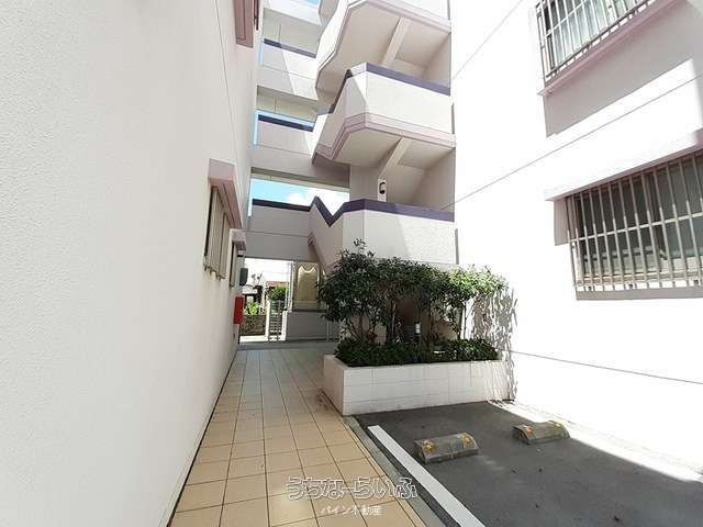Chateau Ufuzato 2LDK Apartment for Rent in Okinawa City - Thumbnail 3