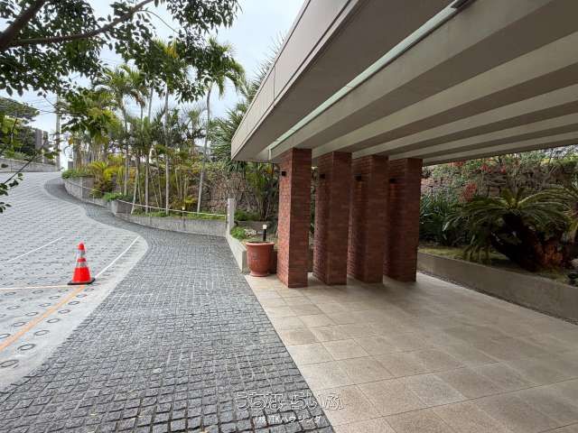 4LDK Corner Apartment in Milco Mansion Urasoe Gakuen Dori 2 - Thumbnail 2