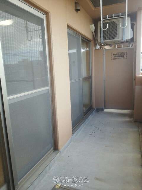 East Maison 404: 1LDK Apartment for Rent in Okinawa City - Thumbnail 3