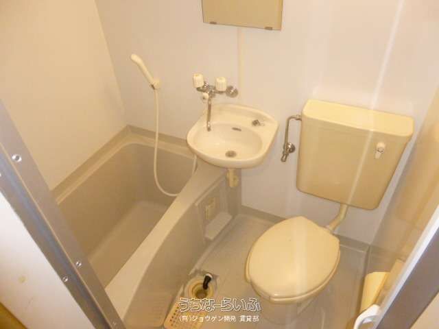 Sky Mansion 209: Spacious 1R Apartment for Rent in Ginowan, Okinawa - Thumbnail 3