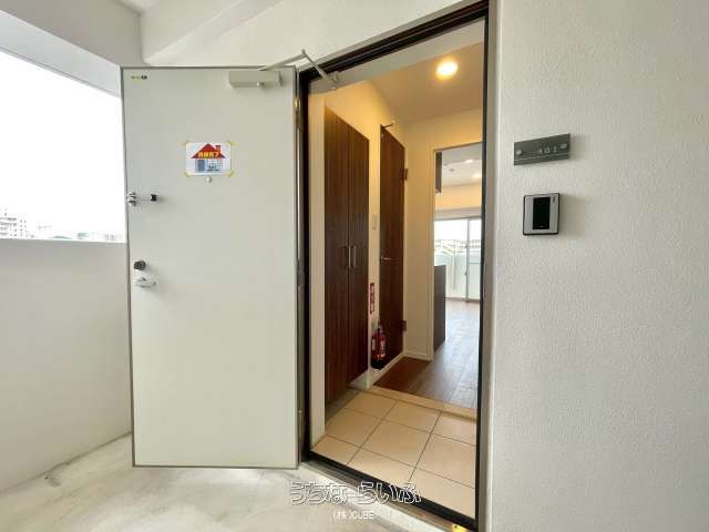 Inside White 401: 1DK Apartment for Rent in Naha, Okinawa - Thumbnail 2