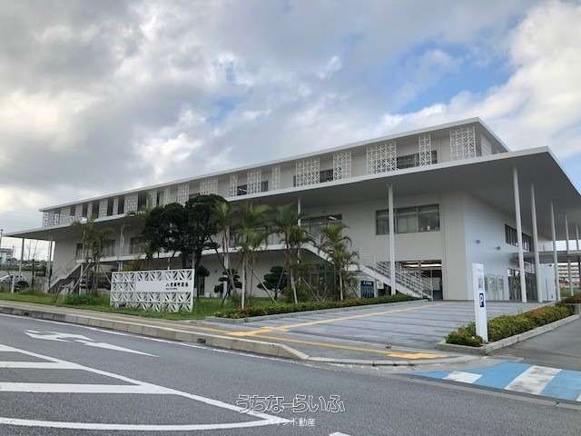 Green Hill 404: 2LDK Top-Floor Corner Apartment in Yaese, Okinawa - Thumbnail 2