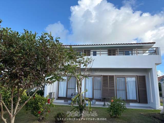 Ocean View Villa in Miyakojima's Shigira Resort with Red Roof - Thumbnail 3