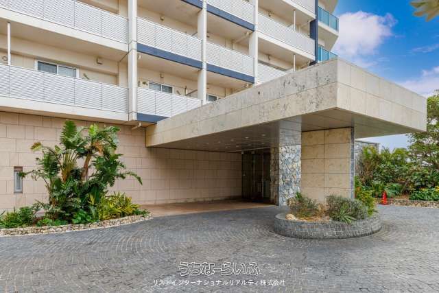 Renovated High-Rise Apartment in Naha's Omoromachi with Ocean View - Thumbnail 2