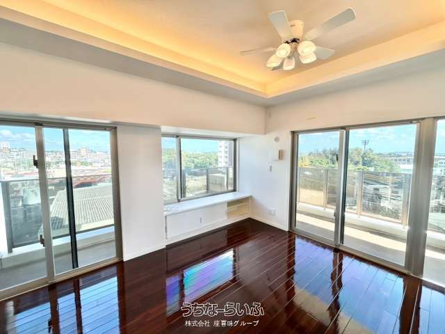 3LDK Ocean View Apartment with Balcony in Okinawa City - Thumbnail 4