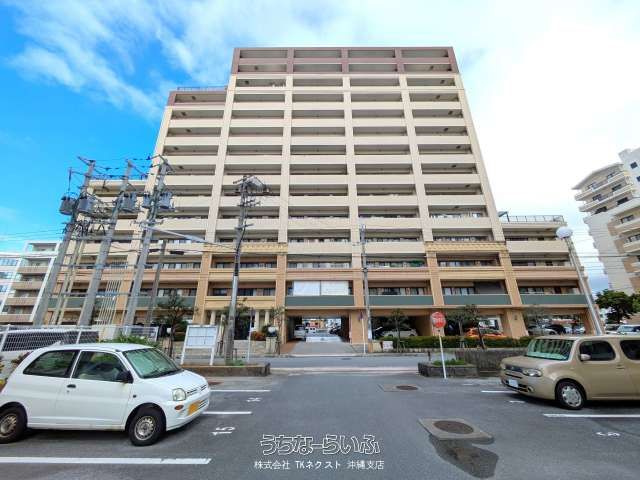 Spacious 4LDK Apartment for Sale in Naha, Okinawa with Balcony Access - Thumbnail 3