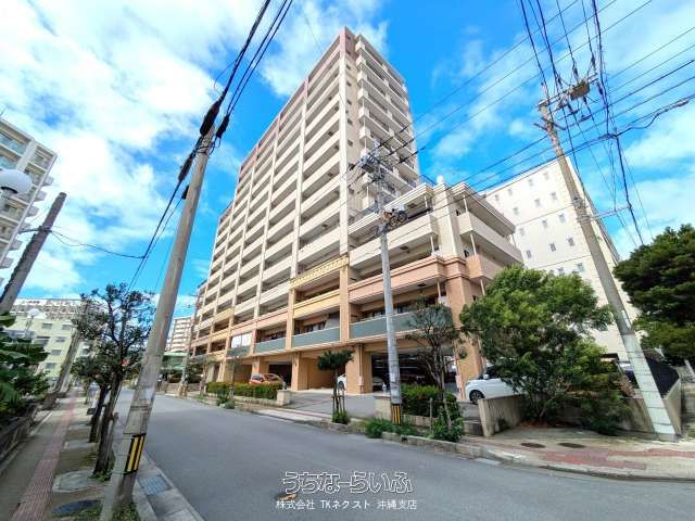 Spacious 4LDK Apartment for Sale in Naha, Okinawa with Balcony Access - Thumbnail 4