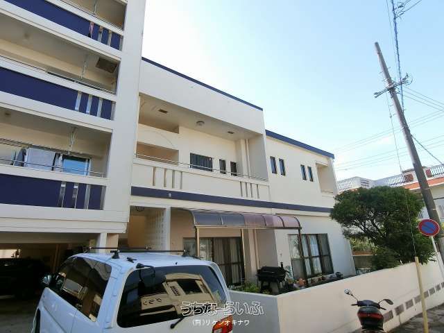 1LDK Apartment for Rent in Okinawa City with Dual Balconies - Thumbnail 2