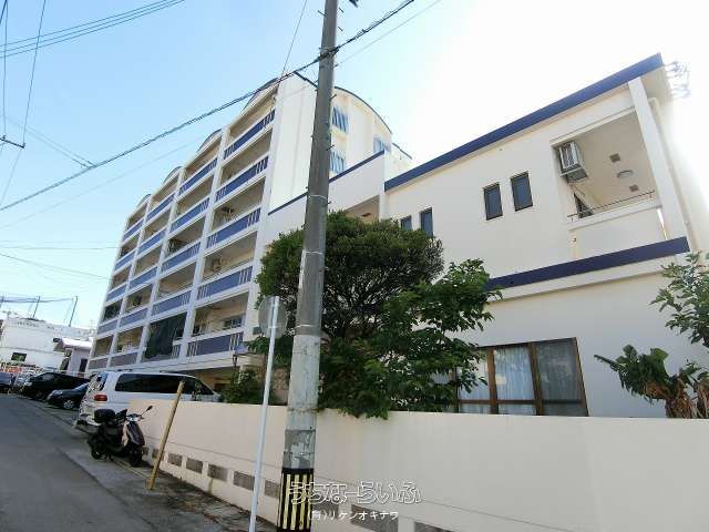 1LDK Apartment for Rent in Okinawa City with Dual Balconies - Thumbnail 4