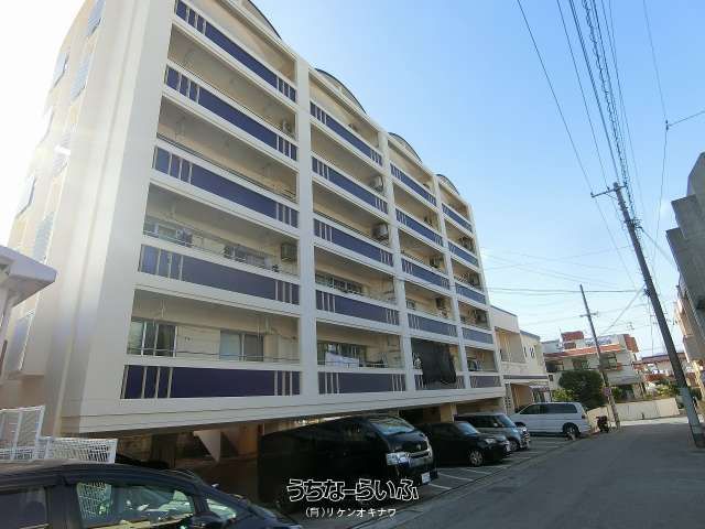 1LDK Apartment for Rent in Okinawa City with Dual Balconies - Thumbnail 3