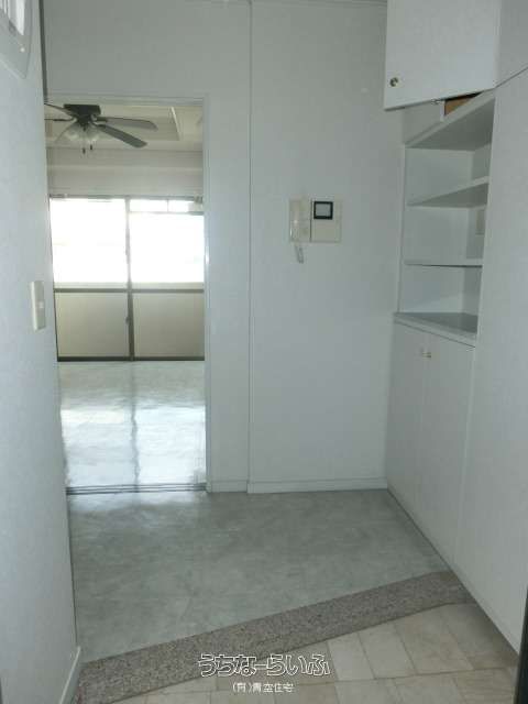 White House 301: 2DK Apartment for Rent in Okinawa City - Thumbnail 4