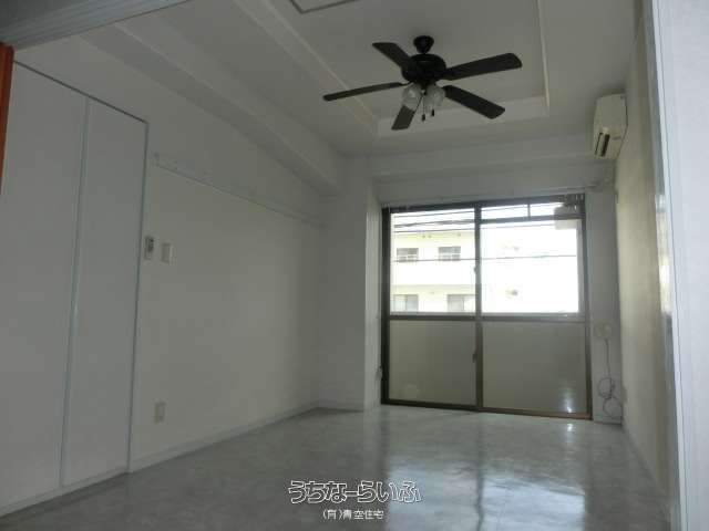 White House 301: 2DK Apartment for Rent in Okinawa City - Thumbnail 3
