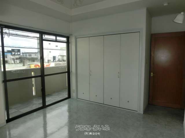 White House 301: 2DK Apartment for Rent in Okinawa City - Thumbnail 2