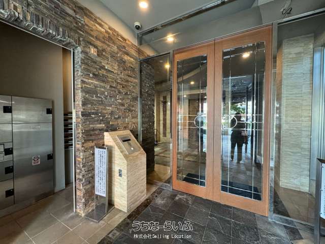 Spacious 2LDK Corner Apartment in Naha's Shintoshin Area - Thumbnail 3