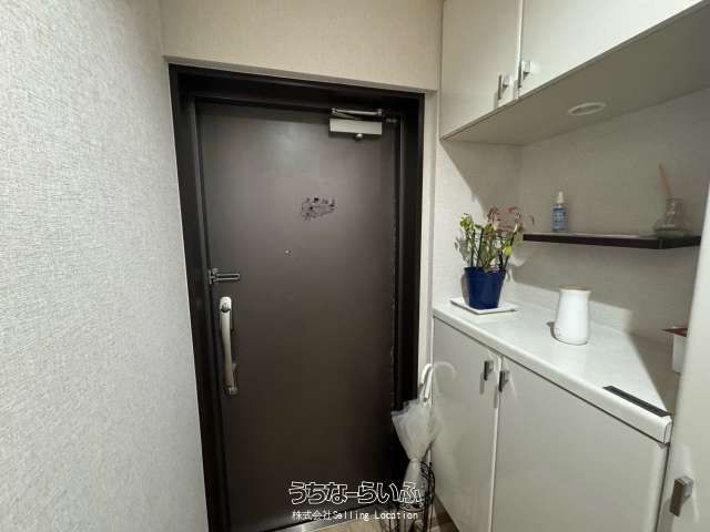 Spacious 2LDK Corner Apartment in Naha's Shintoshin Area - Thumbnail 2