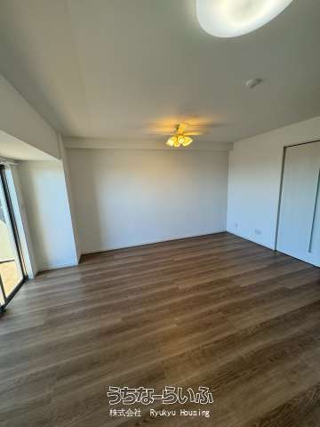 Top-Floor 2LDK Condo for Sale in Chatan, Okinawa with Ocean View - Thumbnail 4