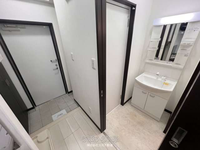 Modern 1K Apartment for Rent in Urasoe, Okinawa with Free Internet - Thumbnail 3