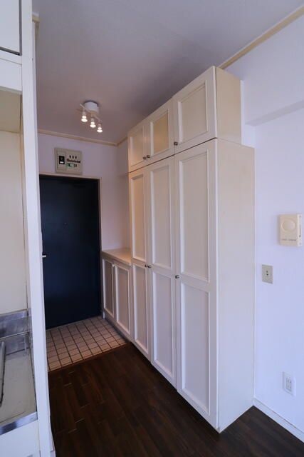 Studio Apartment with Dual Balcony & Parking in Kitakyushu - Thumbnail 3