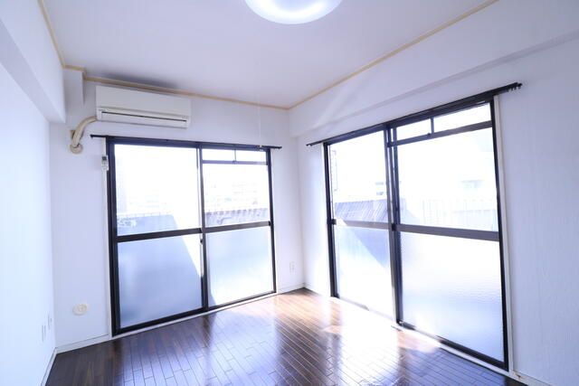 Studio Apartment with Dual Balcony & Parking in Kitakyushu - Thumbnail 4