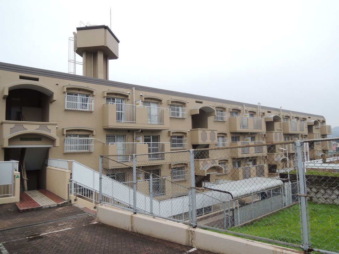 4LDK Apartment in Kitakyushu - Emerald Mansion Midorigaoka - Thumbnail 2