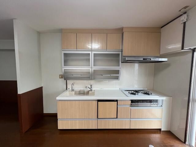 3LDK Corner Apartment in Wakamatsu, Kitakyushu - Thumbnail 4