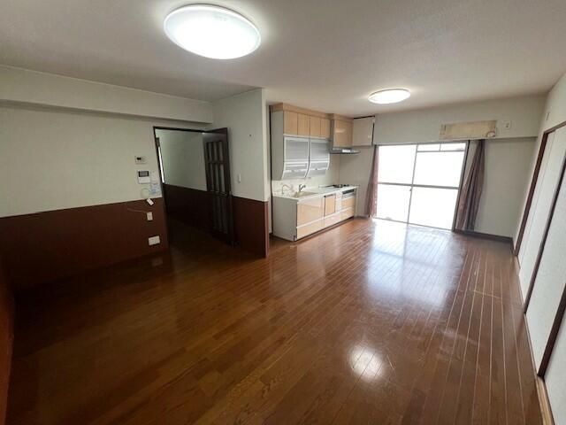 3LDK Corner Apartment in Wakamatsu, Kitakyushu - Thumbnail 2