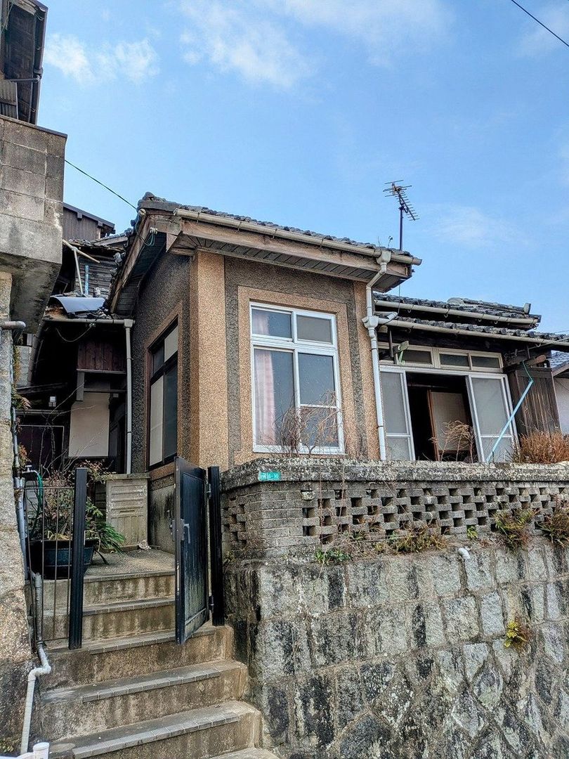 Renovation-Ready 3DK House in Kitakyushu Moji Ward - Thumbnail 2