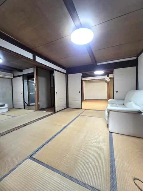4DK Detached House for Sale in Kitakyushu's Yahata Nishi-ku - Thumbnail 2