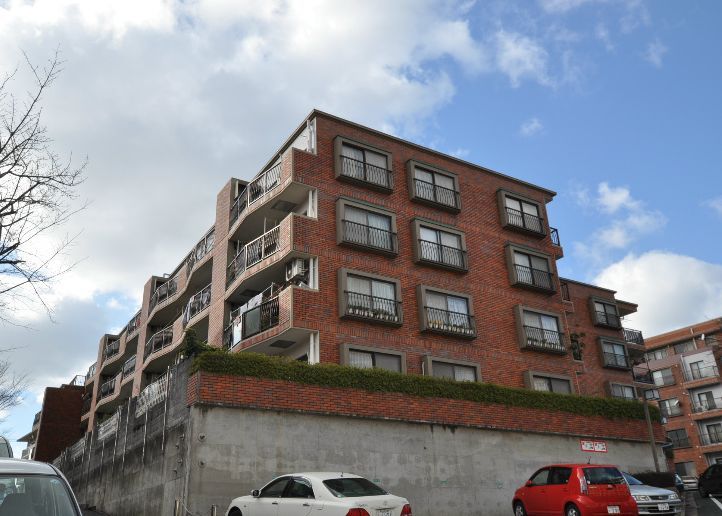 Renovated 3LDK Apartment in Kitakyushu's New Heights Kamitsuyaku - Thumbnail 2