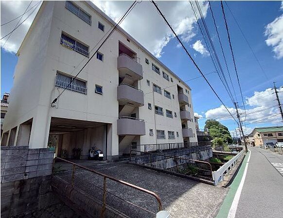 Renovated 3LDK Apartment in Kitakyushu's New Heights Kamitsuyaku - Thumbnail 4