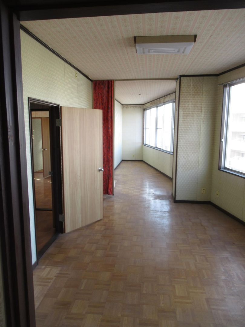 Commercial Building with Offices and Residence for Sale in Omuta - Thumbnail 3